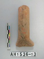 藏品(紅色粗砂陶把殘件)的圖片